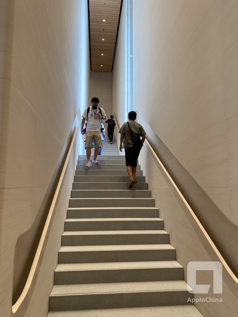Costumers on the new Beijing's Apple store.