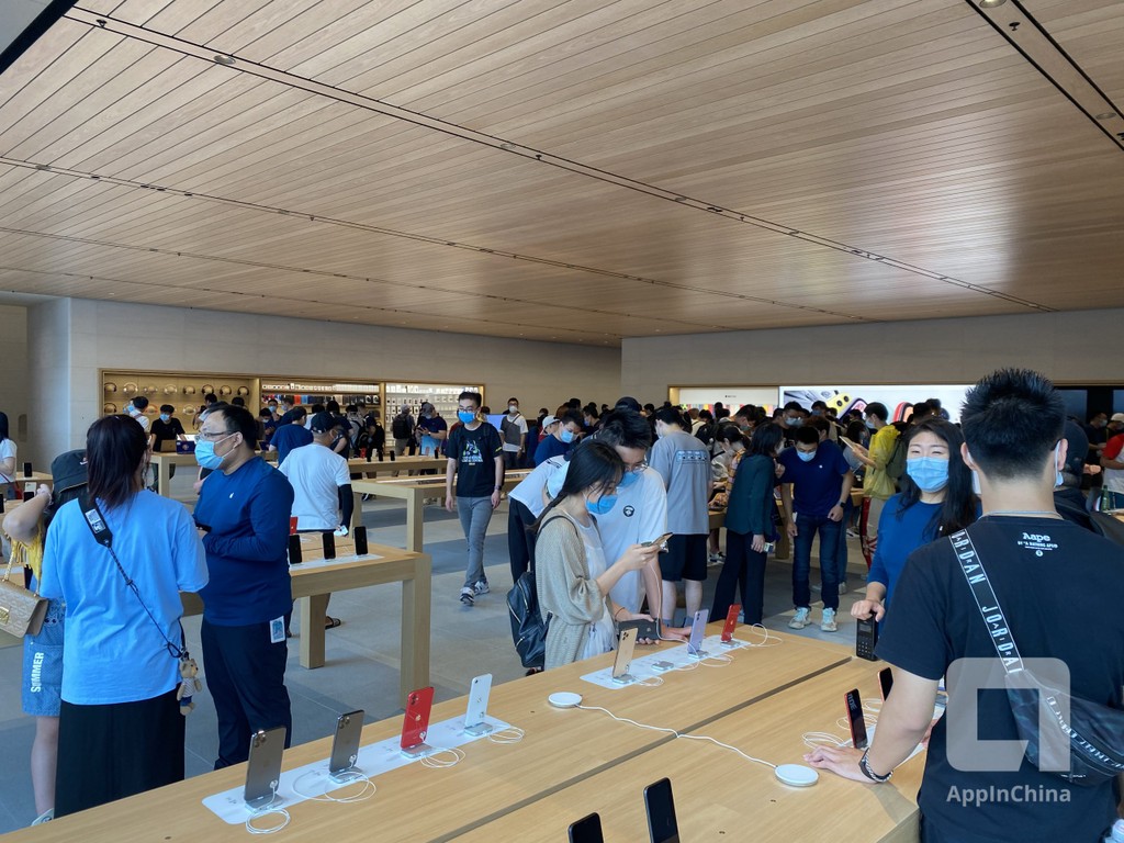 Costumers on the new Beijing's Apple store.